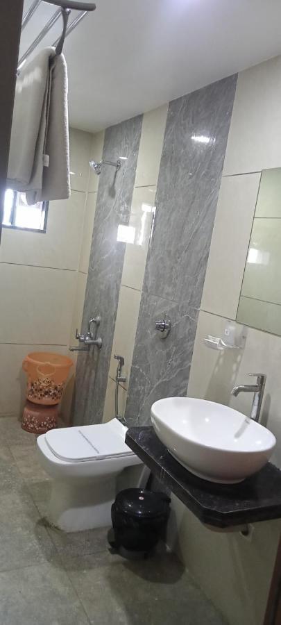 Hotel Fun City Navsari Екстериор снимка