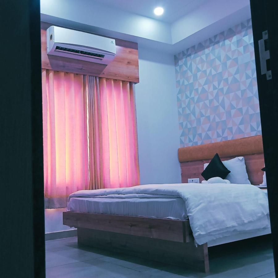 Hotel Fun City Navsari Екстериор снимка
