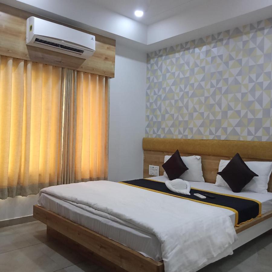 Hotel Fun City Navsari Екстериор снимка