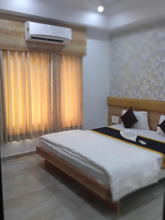 Hotel Fun City Navsari Екстериор снимка