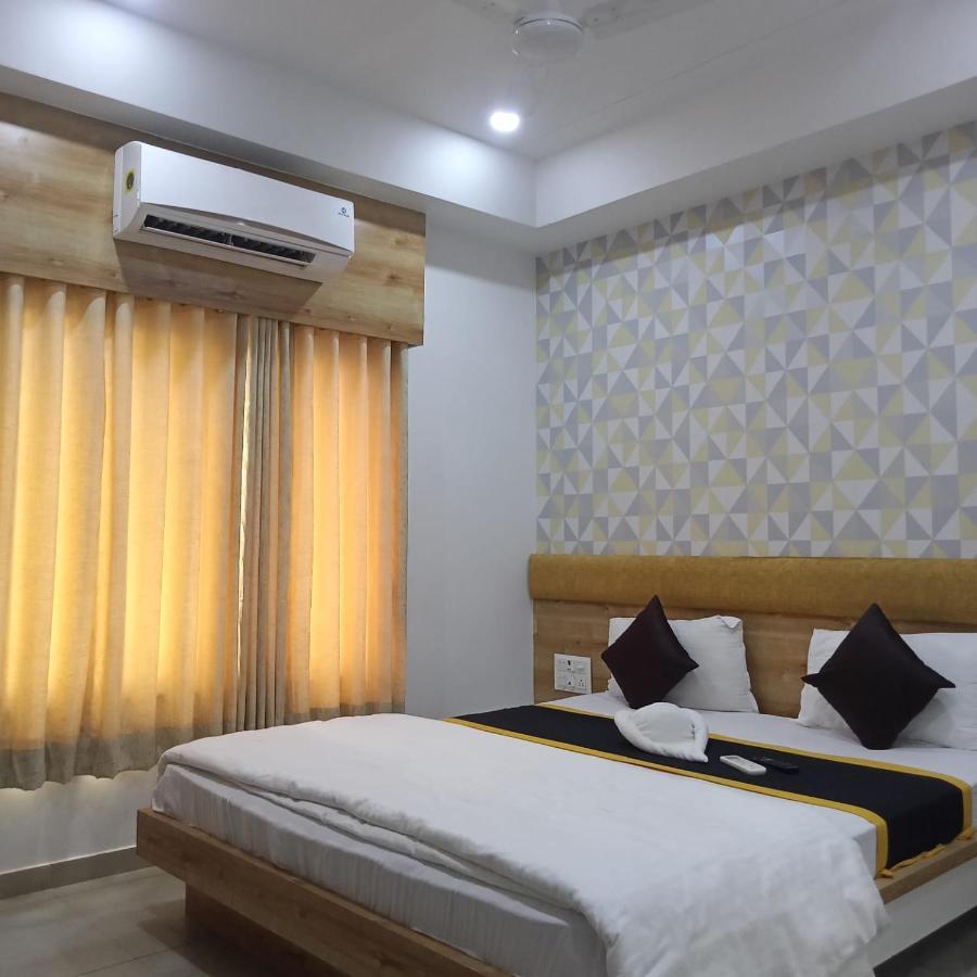 Hotel Fun City Navsari Екстериор снимка