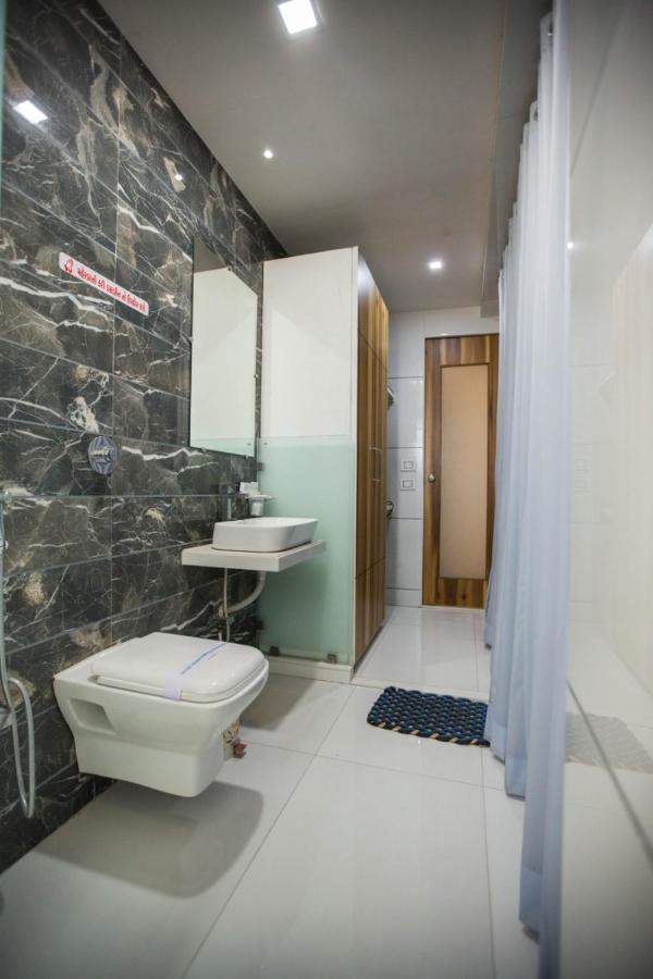 Hotel Fun City Navsari Екстериор снимка