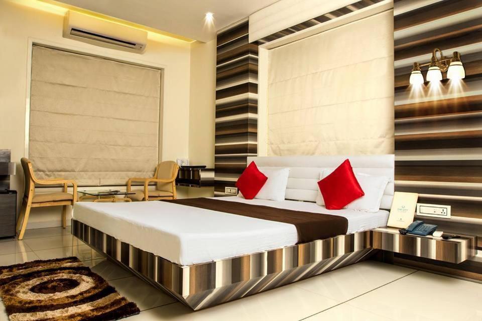 Hotel Fun City Navsari Екстериор снимка