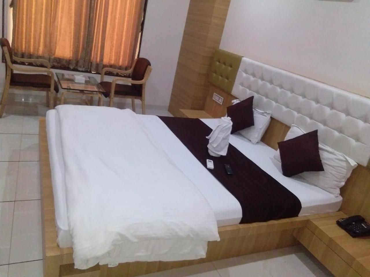 Hotel Fun City Navsari Екстериор снимка