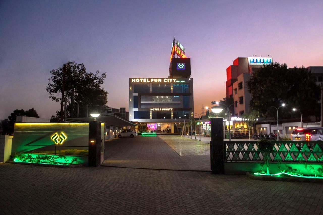 Hotel Fun City Navsari Екстериор снимка