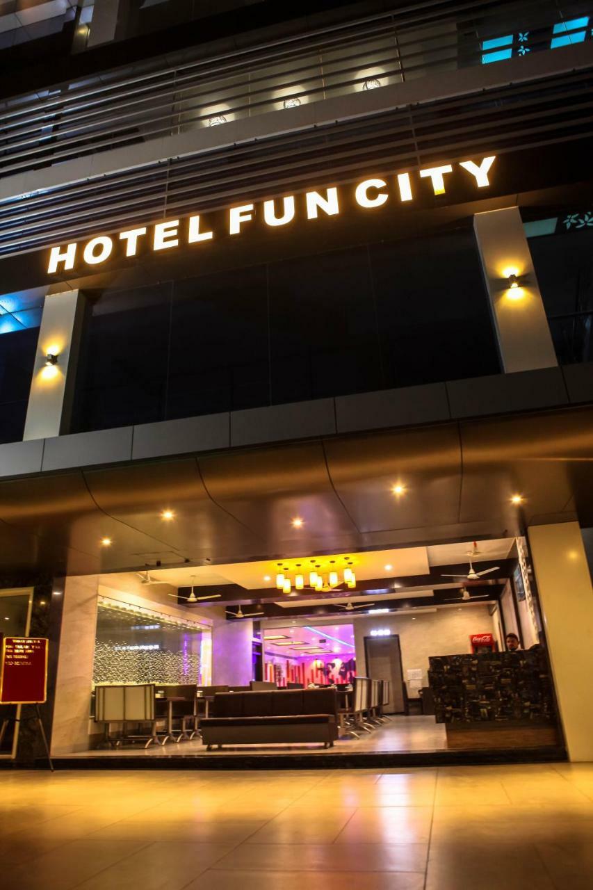 Hotel Fun City Navsari Екстериор снимка