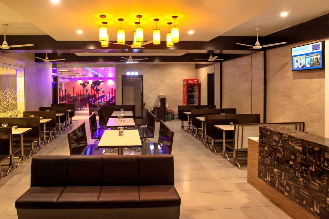 Hotel Fun City Navsari Екстериор снимка
