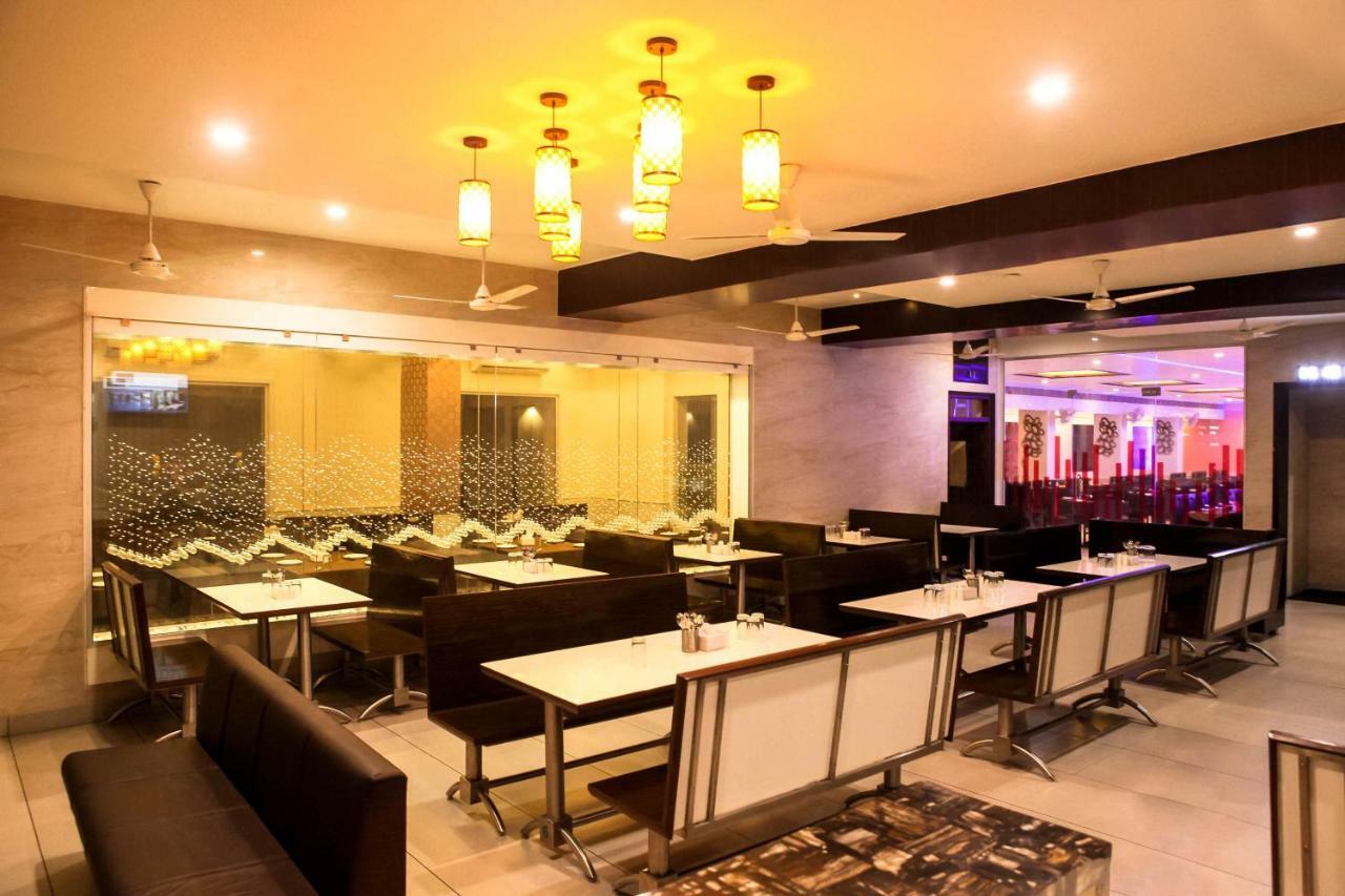 Hotel Fun City Navsari Екстериор снимка