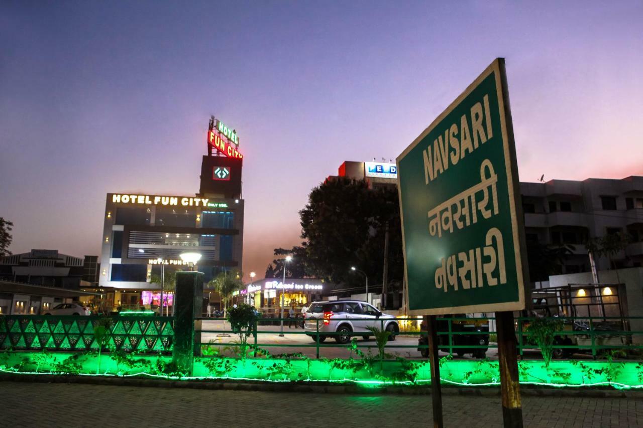 Hotel Fun City Navsari Екстериор снимка