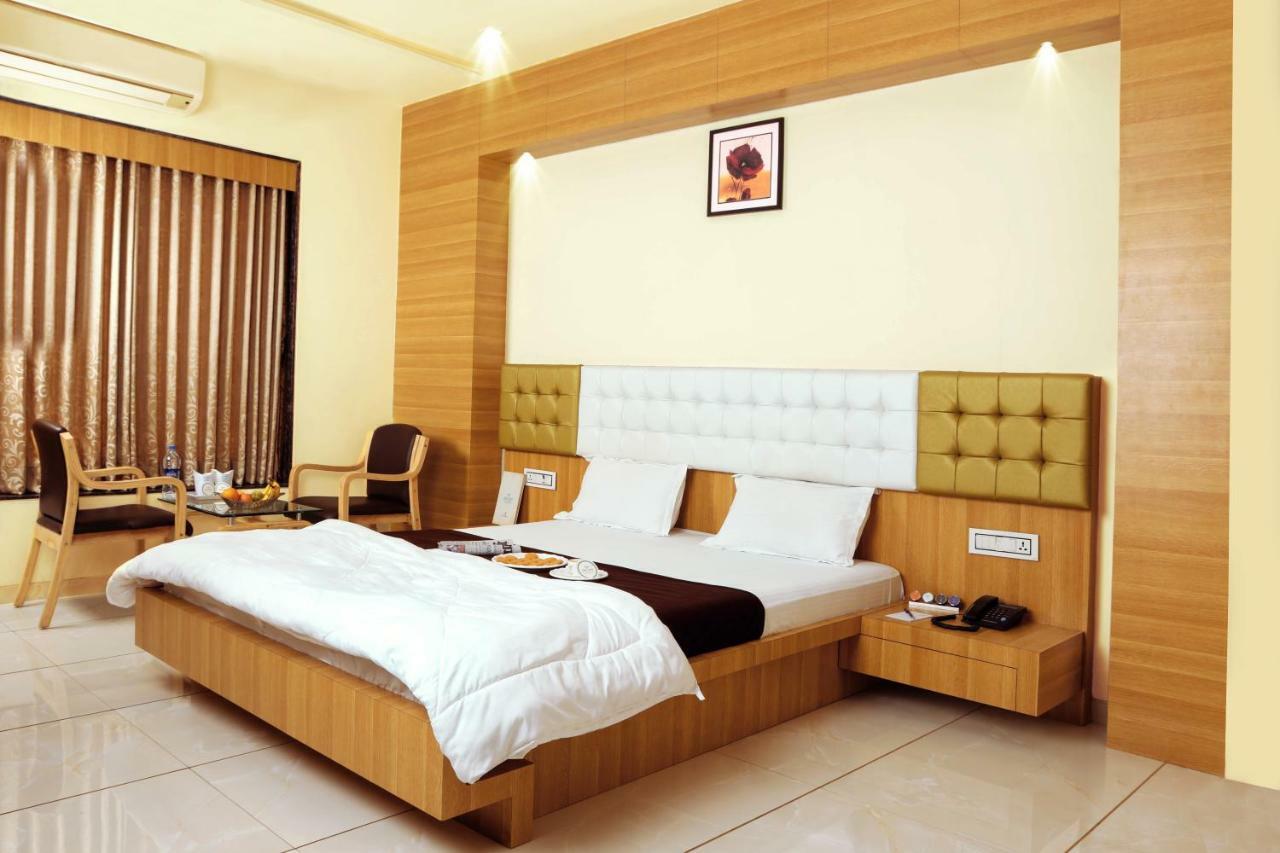 Hotel Fun City Navsari Екстериор снимка
