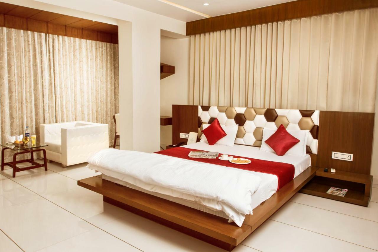 Hotel Fun City Navsari Екстериор снимка
