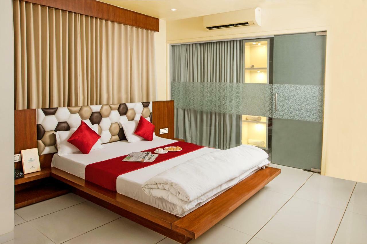 Hotel Fun City Navsari Екстериор снимка