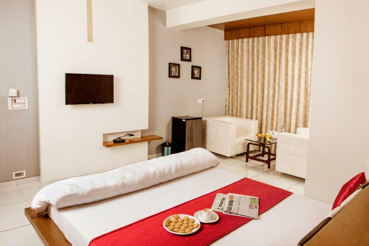 Hotel Fun City Navsari Екстериор снимка