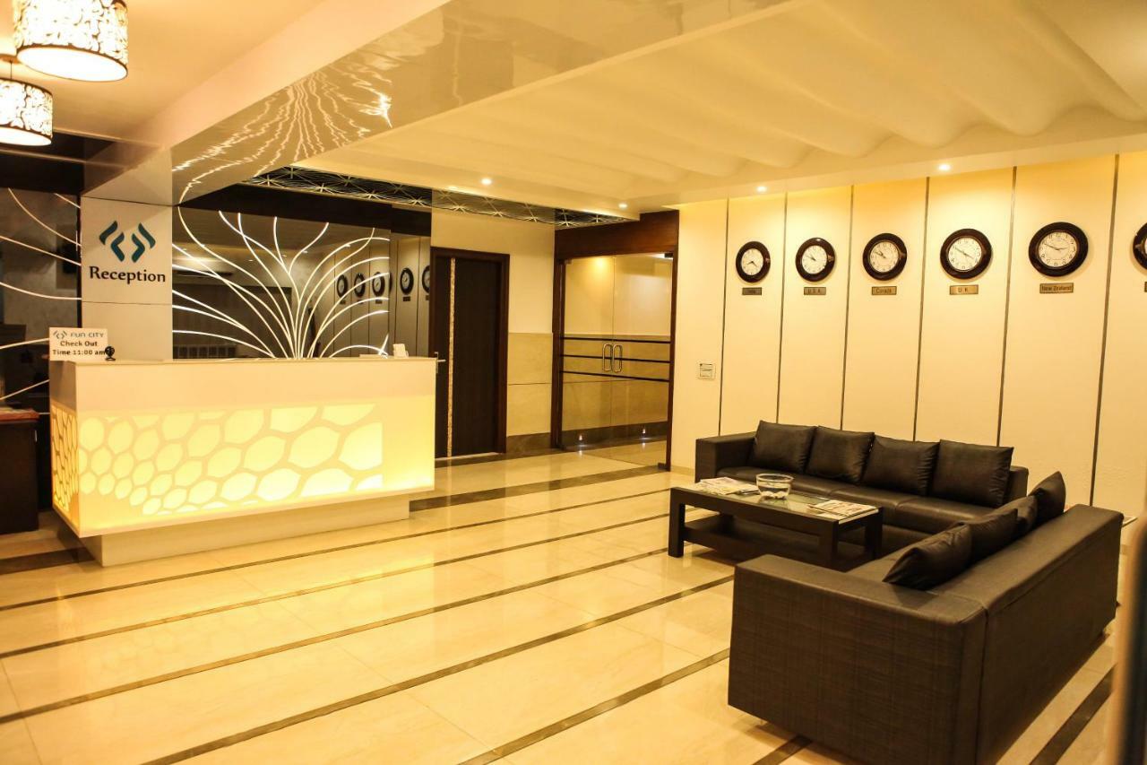 Hotel Fun City Navsari Екстериор снимка