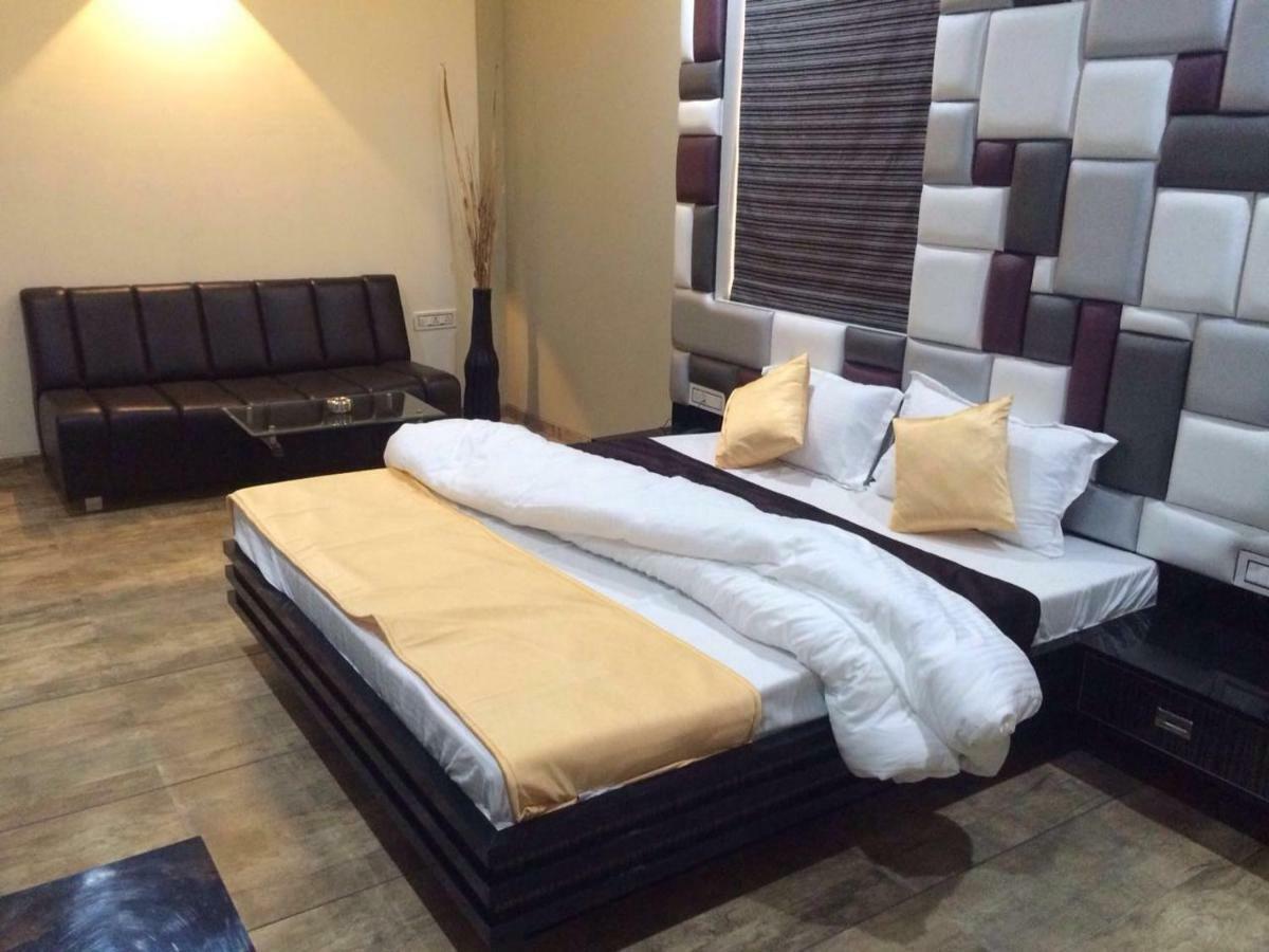 Hotel Fun City Navsari Екстериор снимка