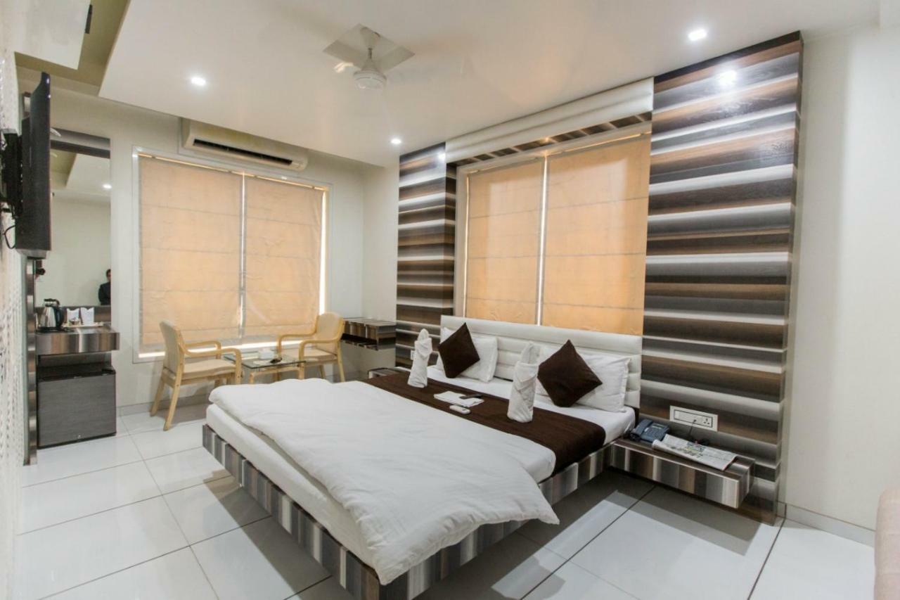 Hotel Fun City Navsari Екстериор снимка