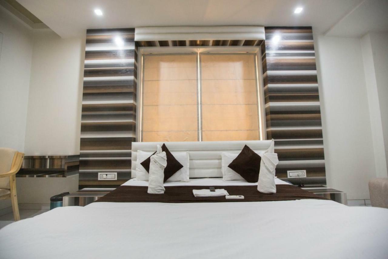 Hotel Fun City Navsari Екстериор снимка