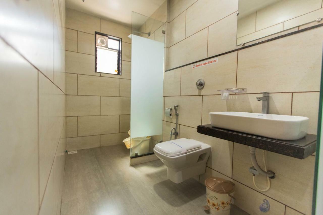 Hotel Fun City Navsari Екстериор снимка