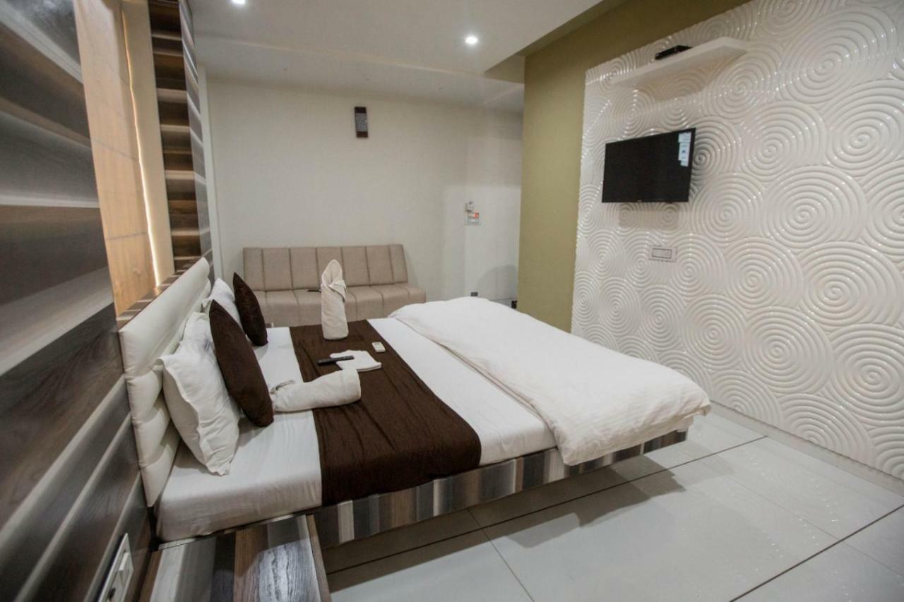Hotel Fun City Navsari Екстериор снимка