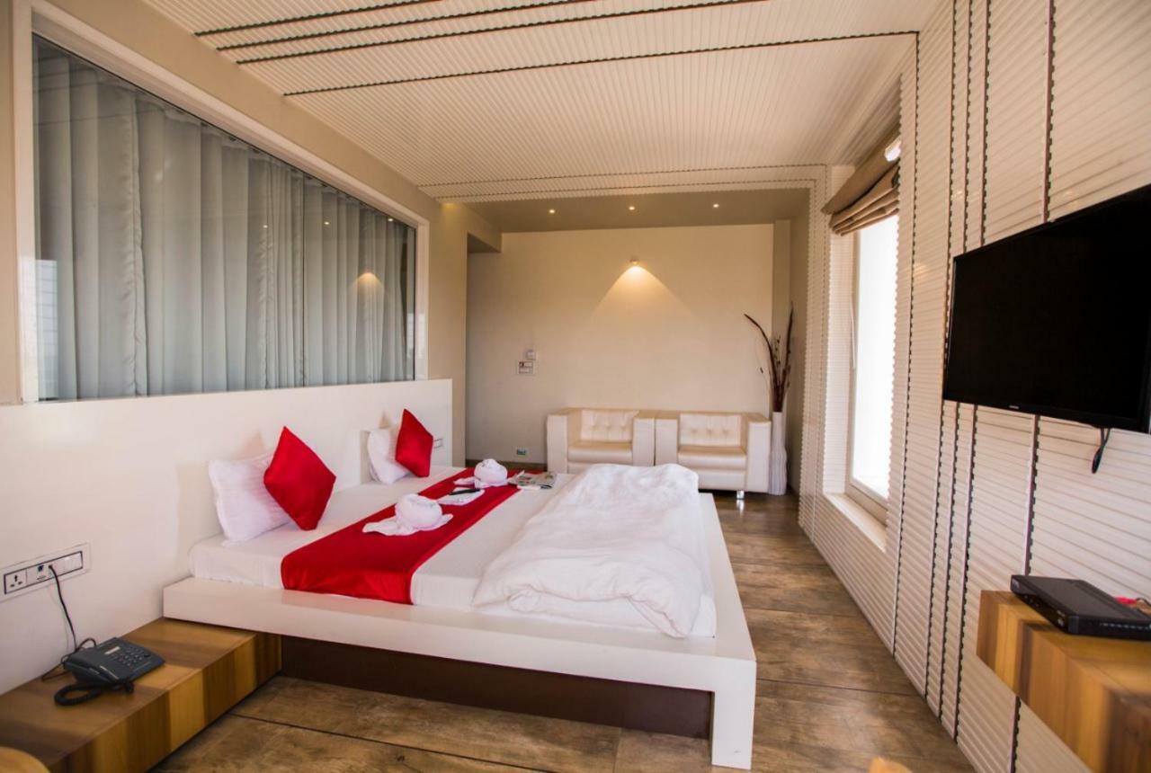 Hotel Fun City Navsari Екстериор снимка