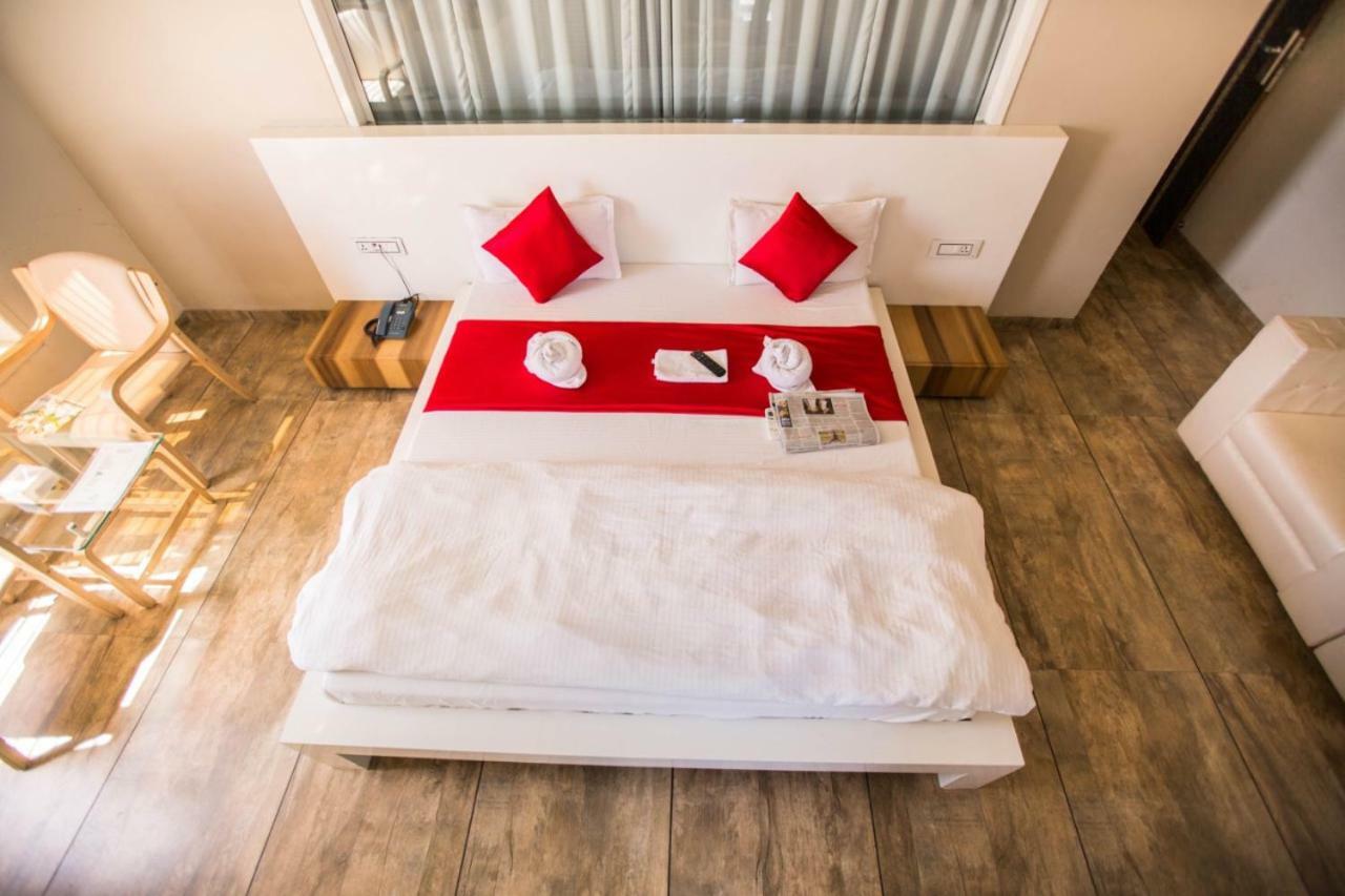 Hotel Fun City Navsari Екстериор снимка