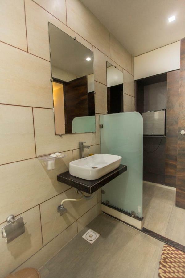 Hotel Fun City Navsari Екстериор снимка