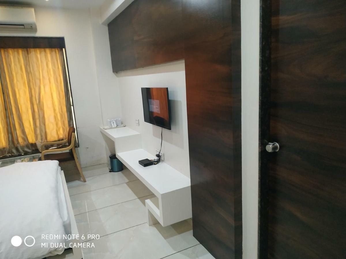 Hotel Fun City Navsari Екстериор снимка
