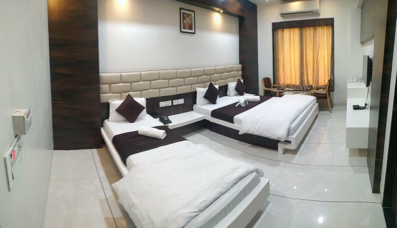 Hotel Fun City Navsari Екстериор снимка
