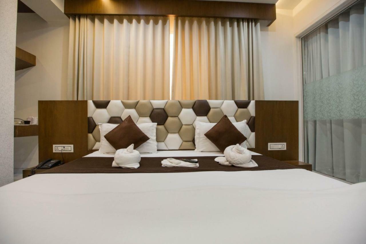 Hotel Fun City Navsari Екстериор снимка