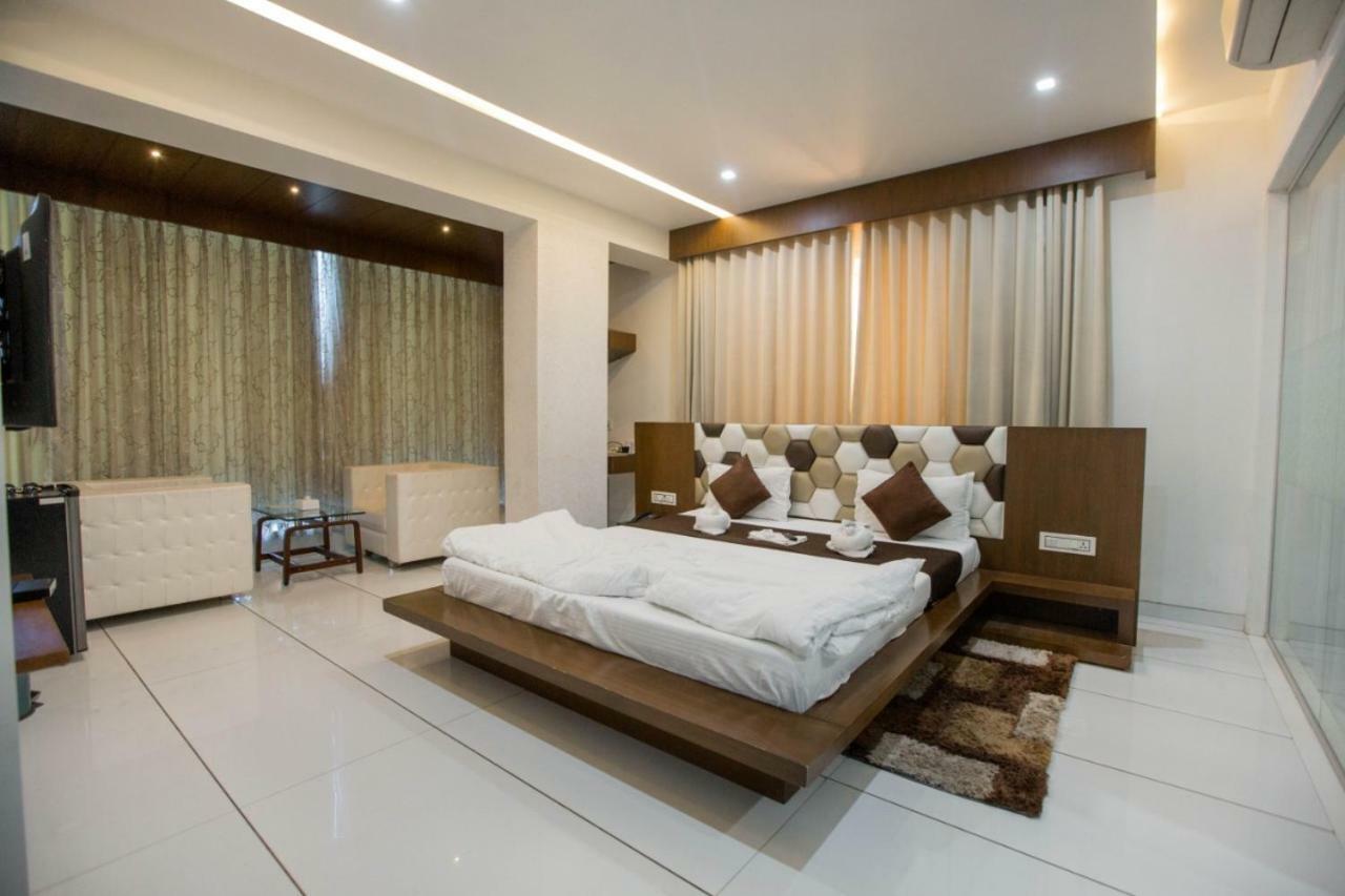Hotel Fun City Navsari Екстериор снимка