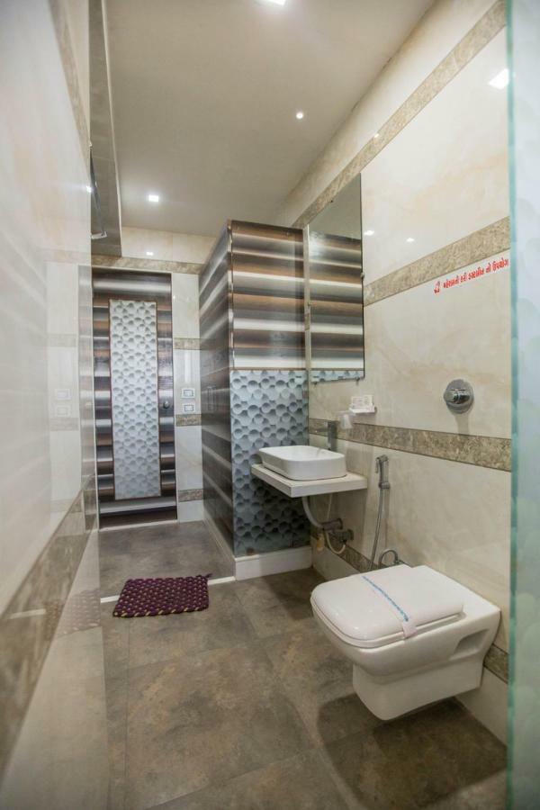 Hotel Fun City Navsari Екстериор снимка