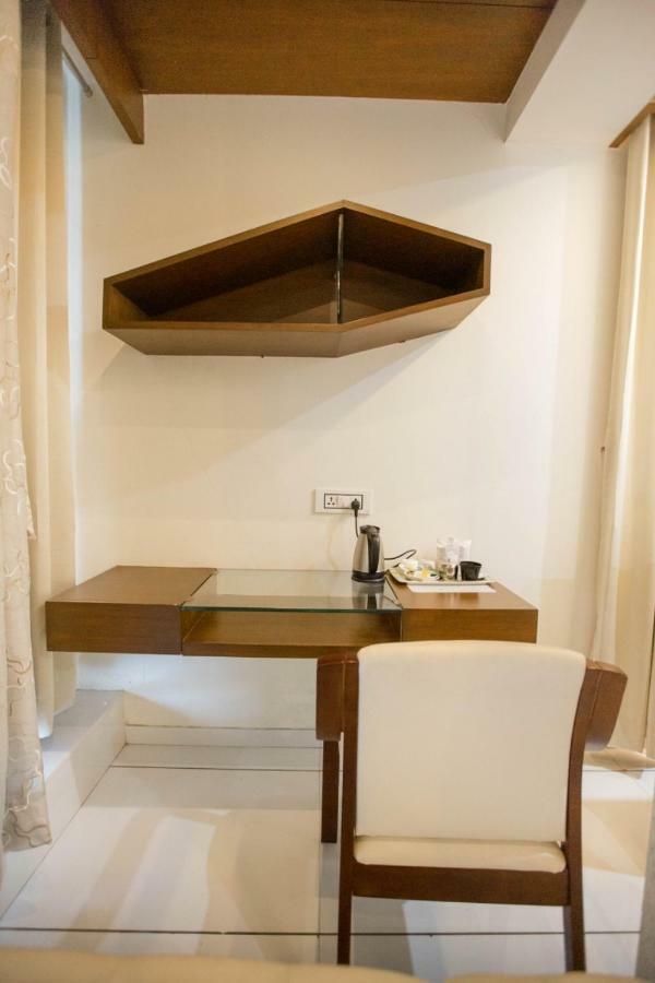 Hotel Fun City Navsari Екстериор снимка