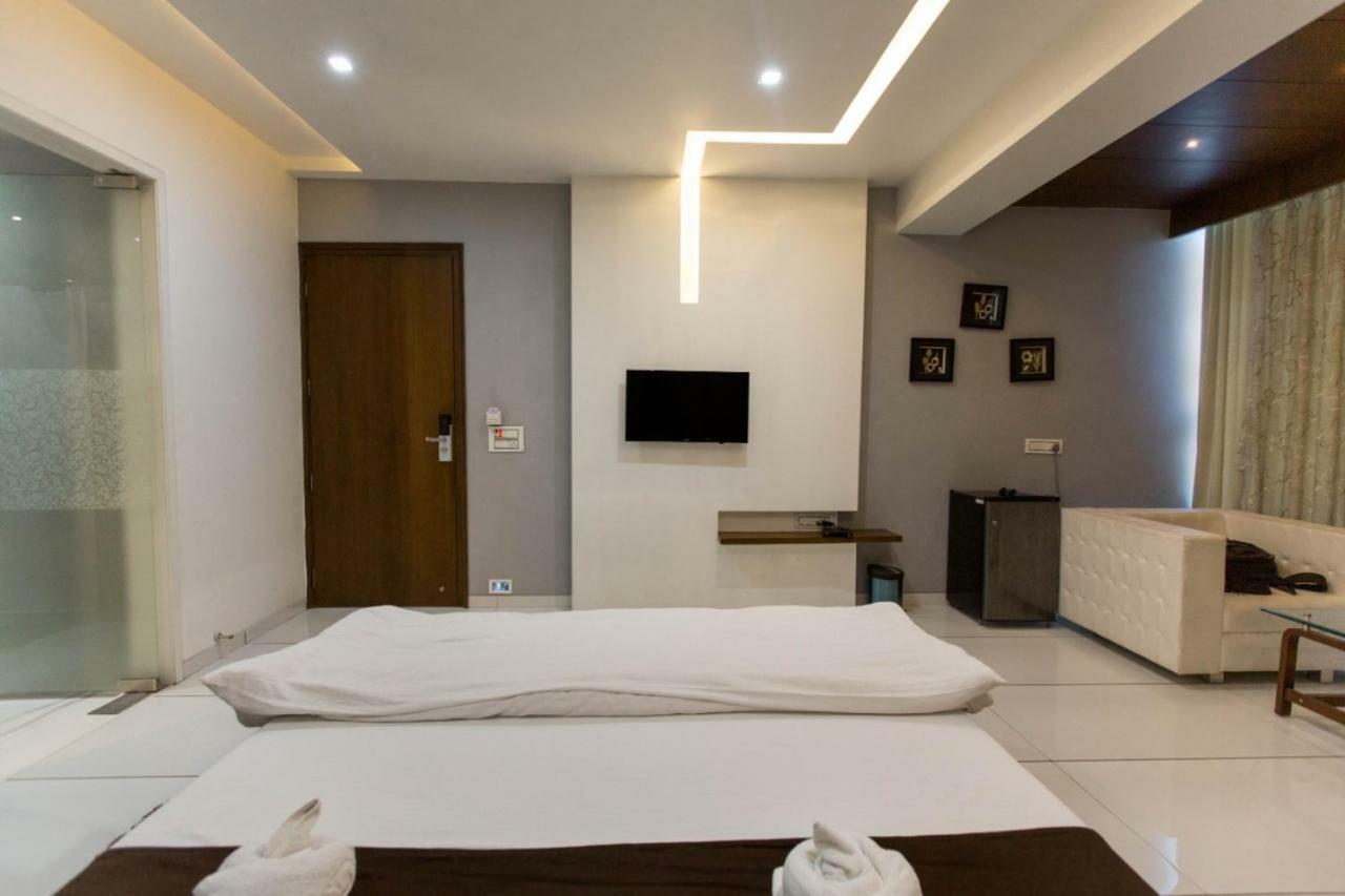 Hotel Fun City Navsari Екстериор снимка